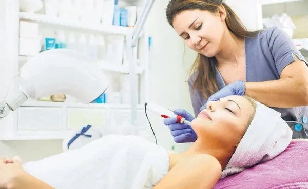guzellik-salonlarina-tibbi-islem-cezasi-milyonluk-botoks-1664949528566.jpg Güzellik salonlarına tıbbi işlem cezası! - 2