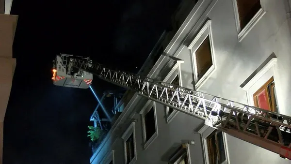 1692594057897.jpeg Kadıköy'de can pazarı! Alevler daireyi sardı, karı koca balkondan atladı: 1 ölü, 2 yaralı - 1