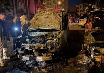 Ümraniye'de park halindeki araç alev aldı! 3 araca daha sıçradı