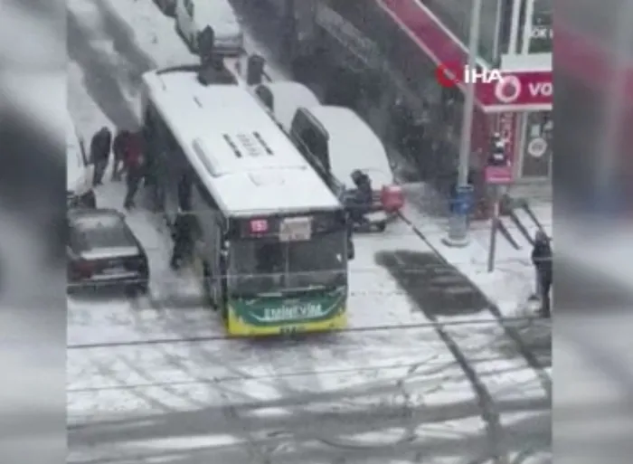 istanbullununu-bitmeyen-ulasim-cilesi-esenyurtta-metrobusler-carpisti-sultangazide-vatandaslar-iettyi-iterek-k-1646920189800.jpg İstanbullununu bitmeyen ulaşım çilesi: Esenyurt'ta metrobüsler çarpıştı! Sultangazi'de vatandaşlar İETT'yi iterek kurtardı - 10