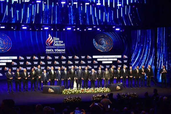 ilim-yayma-odulleri-baskan-erdogan-evlatlarimizi-yeni-iletisim-mecralarinin-sinsi-etkilerine-karsi-korumaliyiz-1702762165370.jpg İlim Yayma Ödülleri! Başkan Erdoğan: Evlatlarımızı yeni iletişim mecralarının sinsi etkilerine karşı korumalıyız - 10