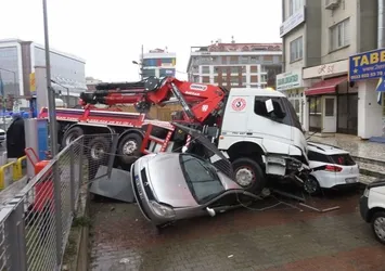 Maltepe'de vinçli kamyon 8 aracı ezdi