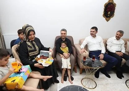Bakan Kurum'dan depremzede aileye ziyaret