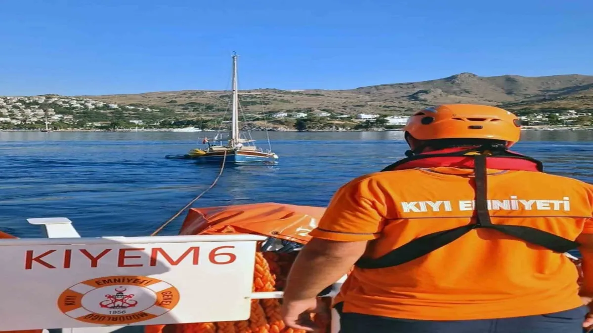 Bodrum'da arızalanan ve içinde 2 kişi bulunan tekne KIYEM ekiplerince kurtarıldı