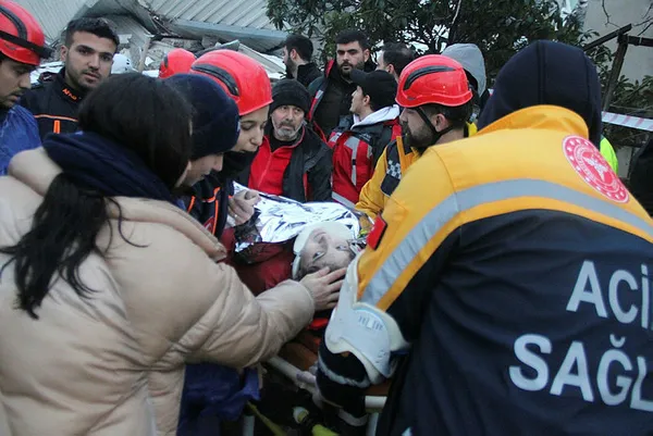 1675706930681.jpg Kahramanmaraş'taki depremde umudun görüntüsü! Depremden saatler sonra kurtarıldılar - 1