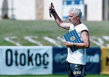 Fenerbahçe'de büyük kıyım! Mourinho 6 ismin biletini kesti