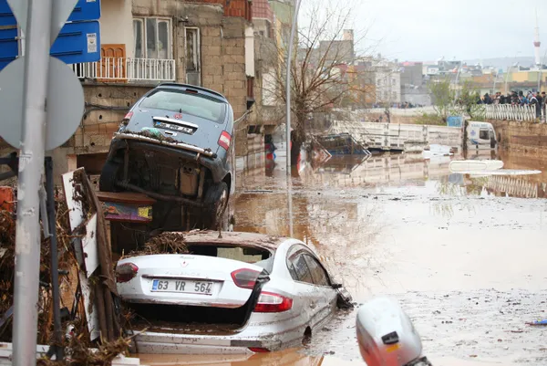 chpden-felaket-bolgesinde-ucuz-provokasyon-vatandaslar-ak-partili-baskani-protesto-etti-yalani-1678914266451.jpg CHP'den felaket bölgesinde ucuz provokasyon: 'Vatandaşlar AK Partili Başkan'ı protesto etti' yalanı - 1