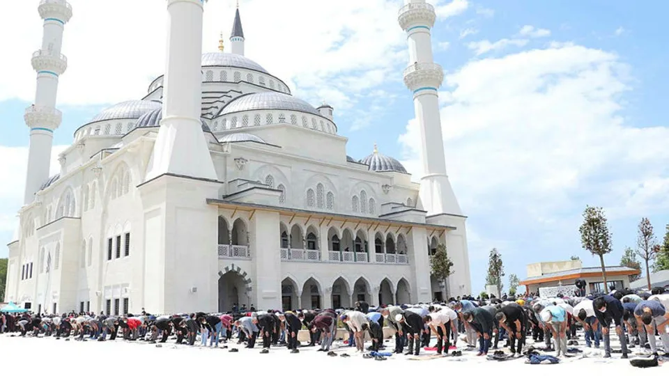 Başkan Erdoğan’ın açılışını yaptığı Uzun Mehmet Camisi'nde ilk Cuma namazı kılındı