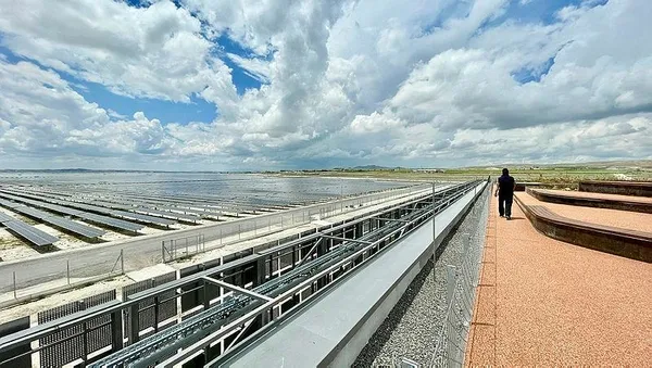 Avrupa’nın en büyüğü 2700 metreden görüntülendi! İşte 2 milyon evin elektriğini karşılayan Kalyon Karapınar GES