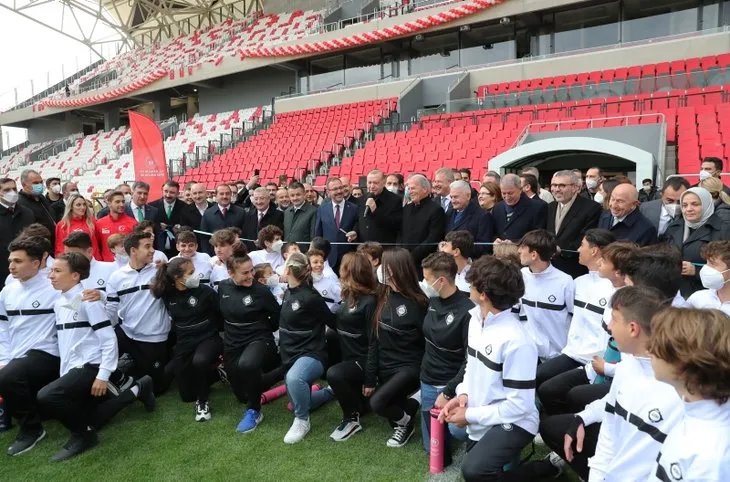 Alsancak Mustafa Denizli Stadı’nın açılışında renkli görüntüler! Başkan Erdoğan sahaya indi