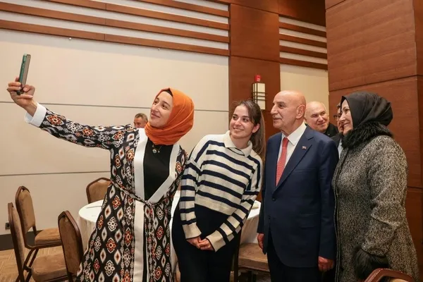 AK Parti’nin Ankara adayı Altınok Mansur Yavaş’a seslendi: Büyükşehir Belediyesi’nin 300 milyar TL bütçesi nerede?