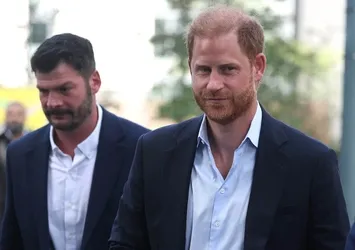 İngiliz kraliyetinde buzlar eriyor mu? Prens Harry aylar sonra ilk kez babasıyla görüştü!