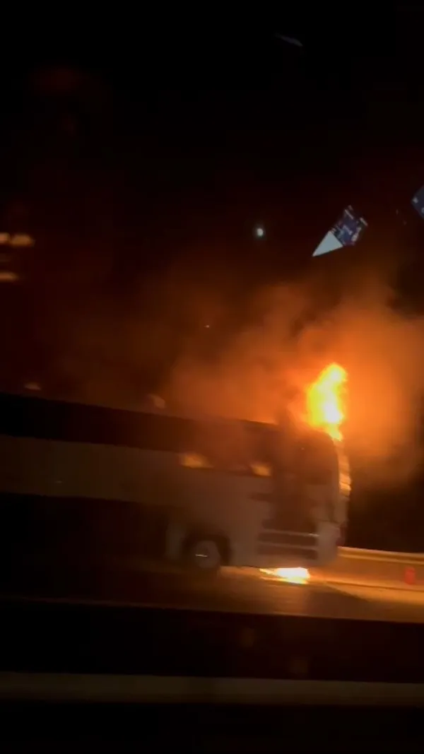 antalyada-faciadan-donuldu-seyir-halindeki-yolcu-otobusu-alev-alev-yandi-1698259778994.jpg Antalya'da faciadan dönüldü: Seyir halindeki yolcu otobüsü alev alev yandı - 1