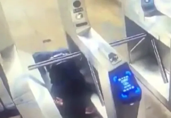 1641303712076.jpg Metroya kaçak binmek istedi! Hayatını kaybetti - 4