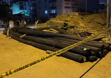 Tırdan indirilen demirler motosiklet üstüne düştü!