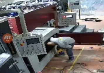 Ölüm presi! Fabrika sahibi içinde ezilerek can verdi! Dehşet anları kamerada