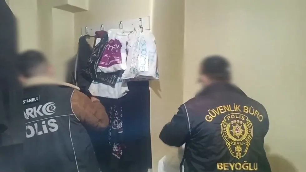 eglence-adi-altinda-zehir-ticareti-kadikoyun-arka-sokaklarindaki-kirli-cark-bozuldu-1777098407396.jpg Eğlence merkezlerine gerçekleştirilen operasyondan görüntü