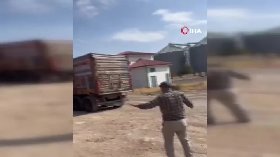 Deprem anı kamerada! Kamyon kasaları böyle sallandı