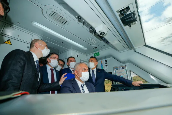 Son dakika: Cumhurbaşkanı Yardımcısı Fuat Oktay’dan YHT şantiyesinde inceleme