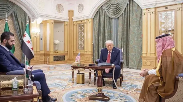 turkiyenin-yukselisi-alman-basinin-merceginde-baskan-erdoganin-hamlelerine-ovgu-ustaca-oynanan-diplomatik-kart-1748527158491.jpg ABD Başkanı Donald Trump, Riyad'da Suriye Devlet Başkanı Ahmet El Şara ve Suudi mevkidaşıyla Başkan Erdoğan'la telefon görüşmesi gerçekleştirirken (AFP)