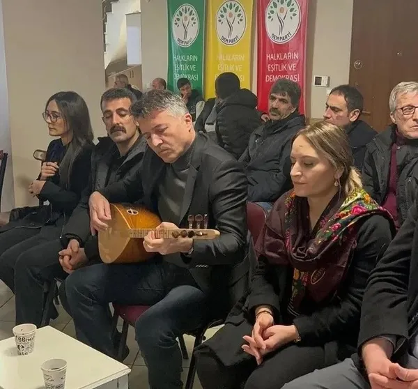 chpden-dem-partinin-bebek-katili-ocalan-eylemine-ziyaret-pkk-sloganlarinin-atildigi-binada-baglamali-eglence-r-1707420133626.jpeg CHP'den DEM Parti'nin Bebek katili Öcalan eylemine ziyaret! Bağlamalı eğlence rezaletine skandal açıklama: Naçizane desteklerimizi sunduk