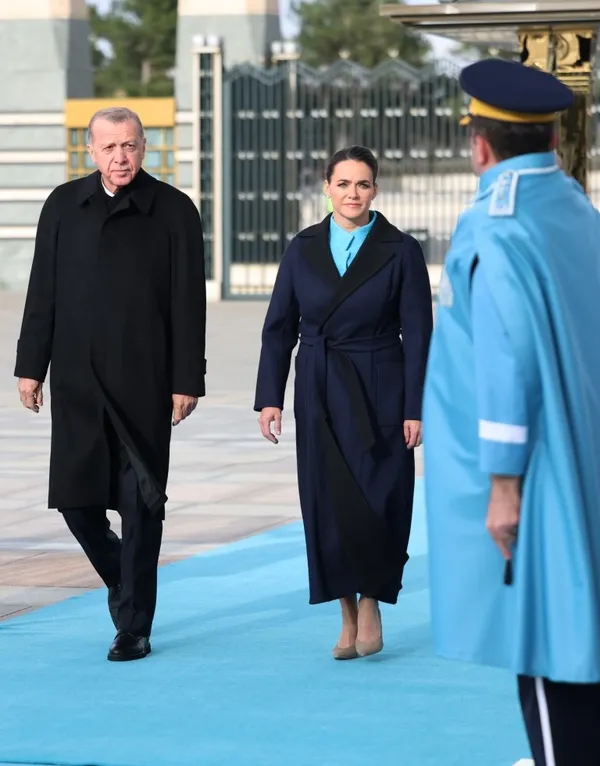 son-dakika-macaristan-cumhurbaskani-ankarada-1680103032041.jpg Başkan Erdoğan'dan Macaristan Cumhurbaşkanı Novak'a resmi karşılama töreni - 4