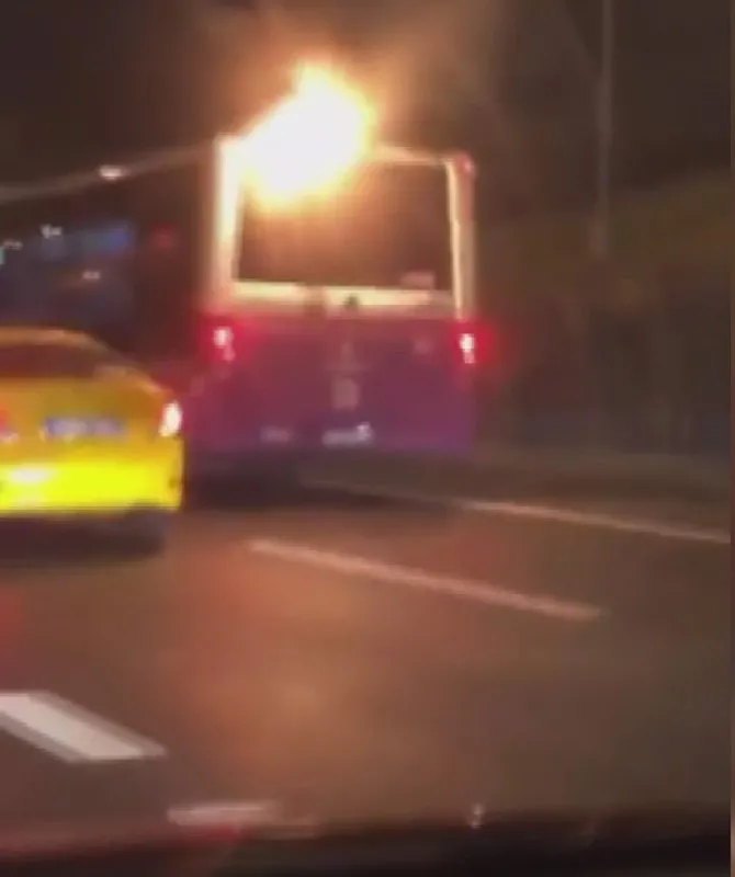 İstanbul’da trafikte şoke eden görüntü! Alev alan yolcu otobüsü yoluna devam etti