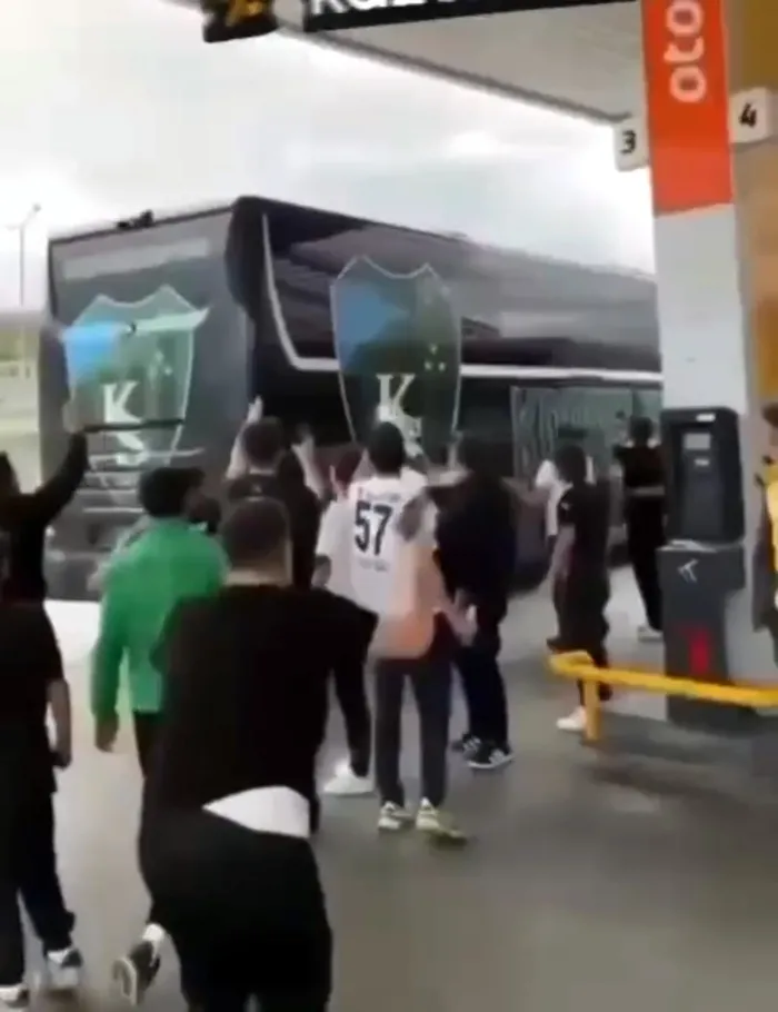 kocaelispor-oyuncularina-tepki-gostermek-istedi-takim-aracina-tabancayla-kostu-1727120956722.jpg Türk kulübünde olay! Silahla takım otobüsünü kovaladı - 1