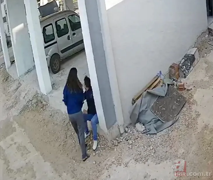 Antalya’da genç kadının gözü döndü! Kocasına kaldırım taşı ve sandalye fırlattığı anlar kamerada