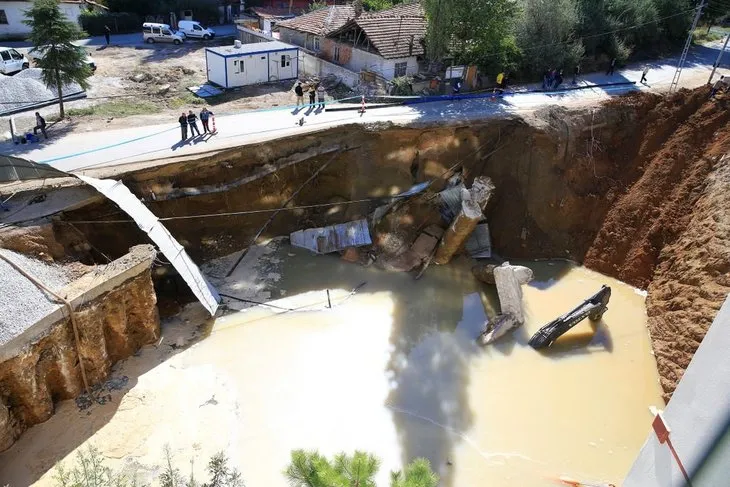 Ankara’da yol çöktü, 2 iş makinası sulara gömüldü