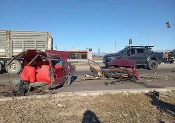 Adana'da feci kaza! Araç ikiye bölündü