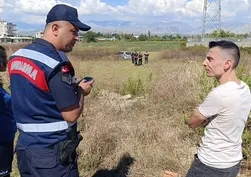 Manavgat'ta tarlaya uçan otomobilden burnu bile kanamadan çıktı