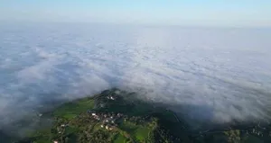 Sakin şehirde sis güzelliği