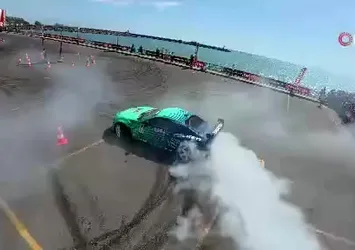 Drift şov: Asfalt eridi lastikler yandı
