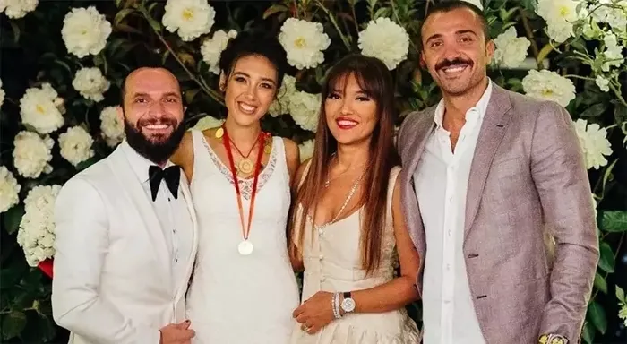 havalimaninda-duygu-seli-demet-akalin-yillar-suren-kuslugu-bitirdi-1764412773206.jpeg Kaynak: Instagram