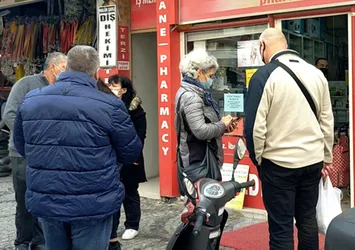 Kapış kapış satılıyor! Eczane önlerinde kuyruklar oluştu