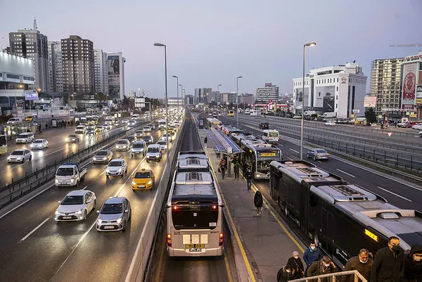 son-dakika-istanbulda-yagmur-trafigi-yogunluk-yuzde-74-1644338011237.jpg Son dakika: İstanbul'da 'yağmur' trafiği: Yoğunluk yüzde 74 - 3