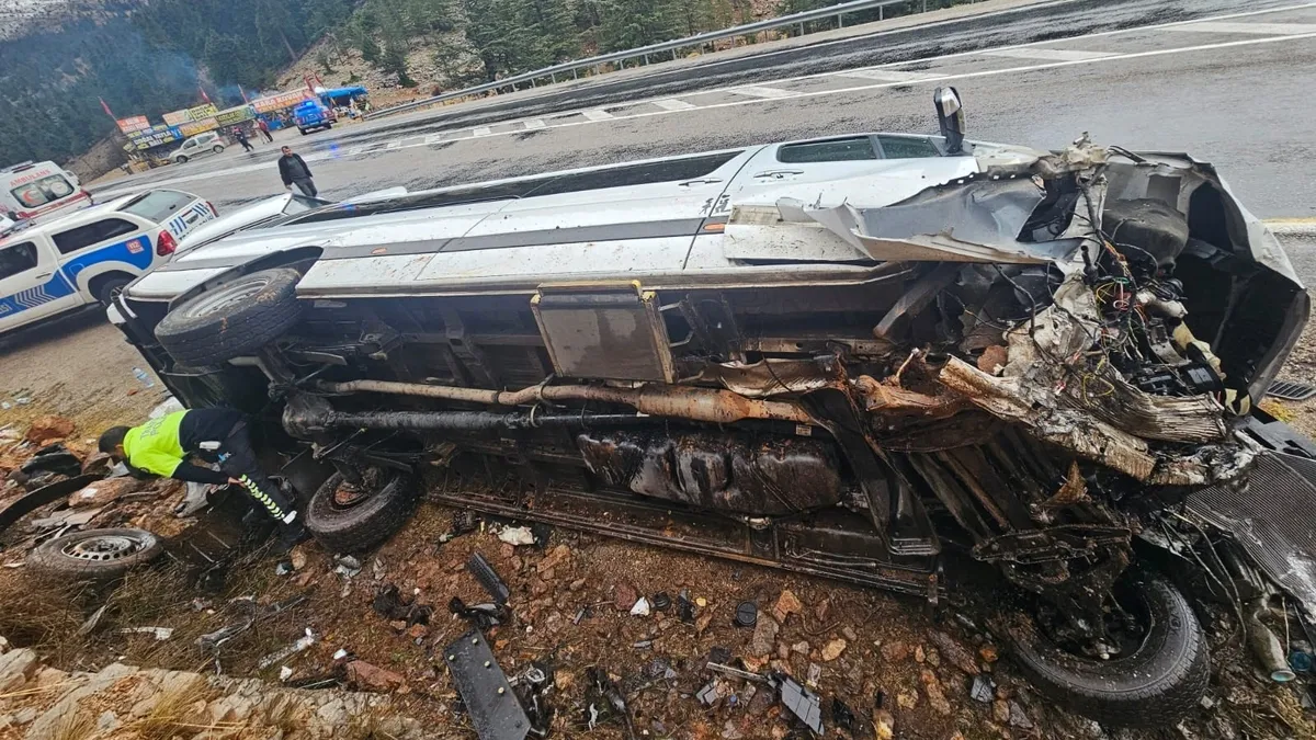 Antalya'da yolcu minibüsü devrildi: 9 yaralı