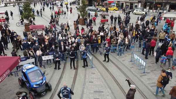 istiklal-caddesi-yogunluk-nedeniyle-kapatildi-sosyal-mesafe-kurallari-hice-sayiliyor-1615390554918.jpg