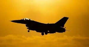 Tayvan’da F-16 uçağı eğitim uçuşunda denize düştü!