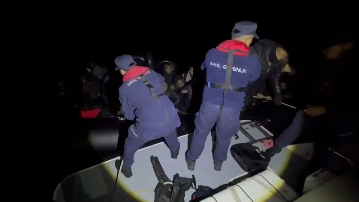 Çeşme açıklarında 34 düzensiz göçmen yakalandı