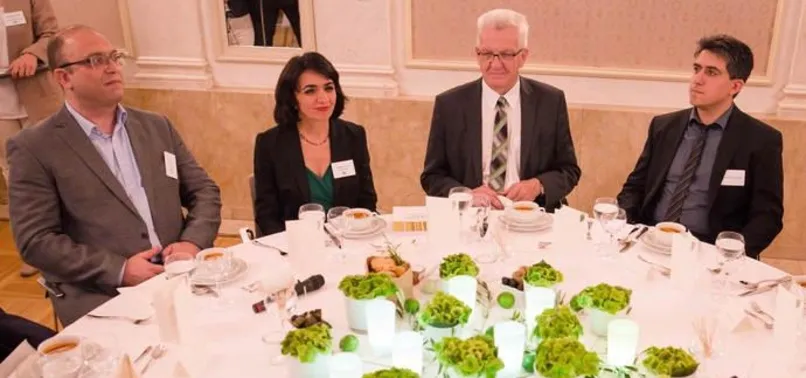 Almanya'da skandal iftar! Şarap verdiler
