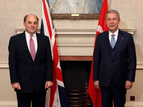 Milli Savunma Bakanı Hulusi Akar'dan İngiltere’ye kritik ziyaret! Hulusi Akar böyle karşılandı - 2