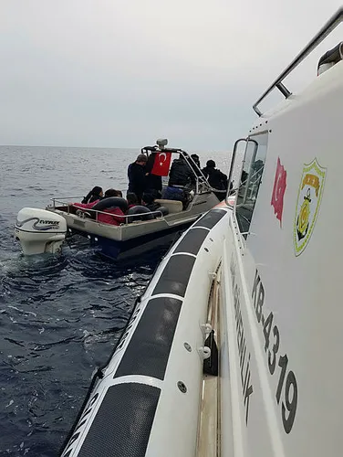 İzmir'de ihbara giden ekipler, 33 düzensiz göçmeni yakaladı - 2