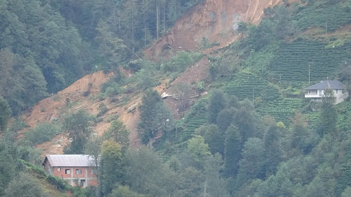 Rize'de heyalan! 2 ev toprak altında kaldı