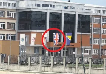 FETÖ okulunda bayrak oyunu