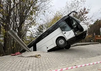 Kocaeli'de faciadan dönüldü: Tur otobüsü şarampole düştü