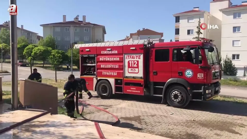 AVM çatısında çıkan yangın korkuttu