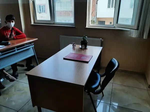 aysegul-ogretmeni-kardesi-katletmisti-aci-haberi-alan-ogrenciler-yikildi-1640687269075.jpg Ayşegül öğretmeni kardeşi katletmişti! Acı haberi alan öğrenciler yıkıldı - 2