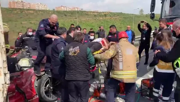Son dakika: Kuzey Marmara Otoyolu’nda feci kaza: Otomobil TIR'a arkadan çarptı! Yolcu koltuğundaki kadın hayatını kaybetti - 2
